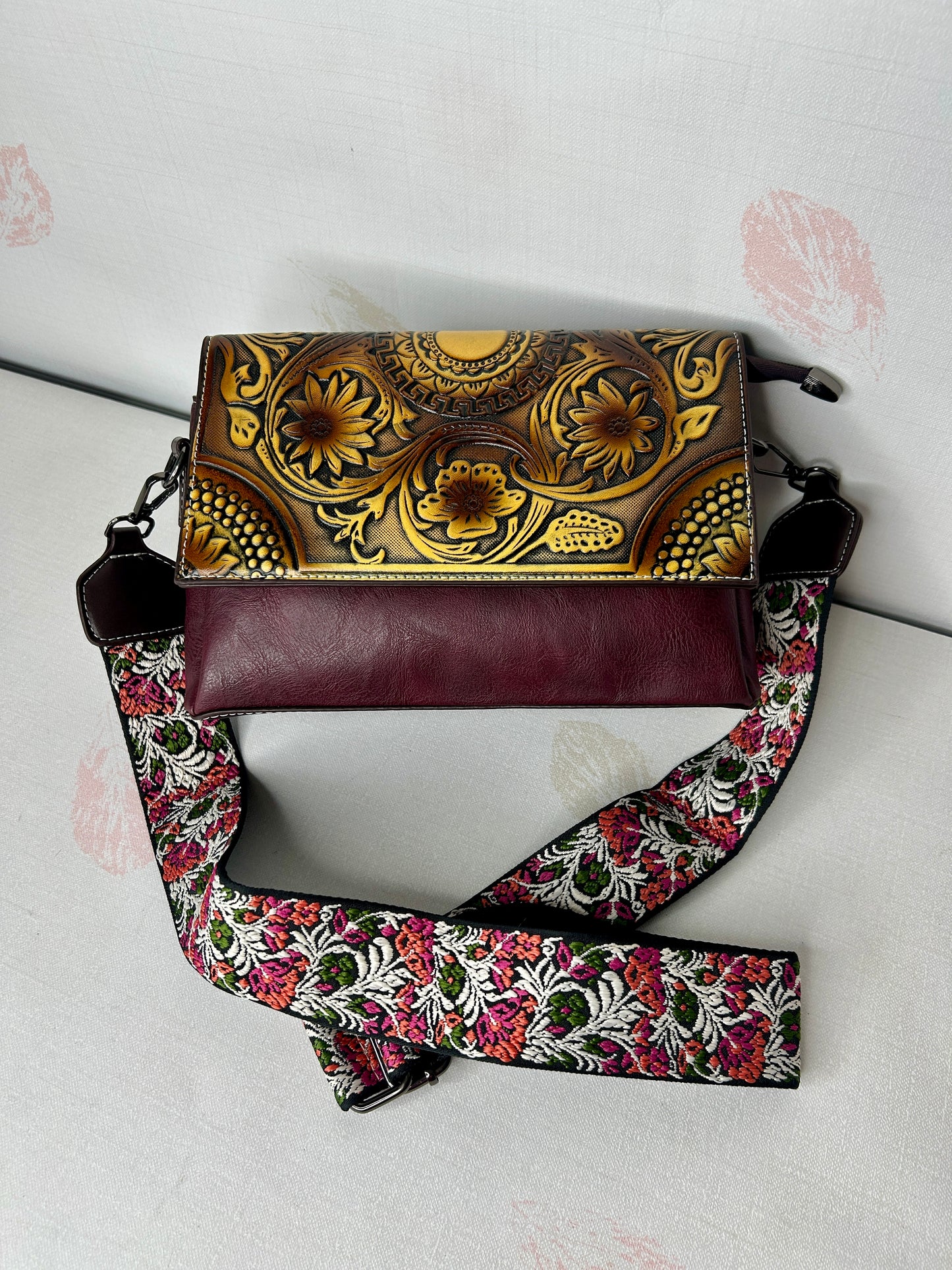 Amoura Sling Bag